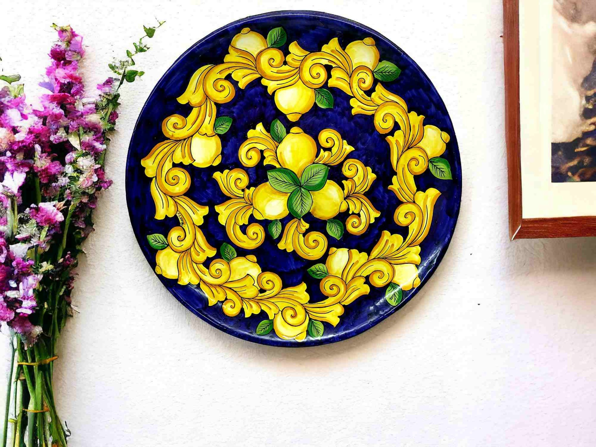 Piatti in ceramica decorati a mano in stile ceramica amalfitana e penisola sorrentina.
