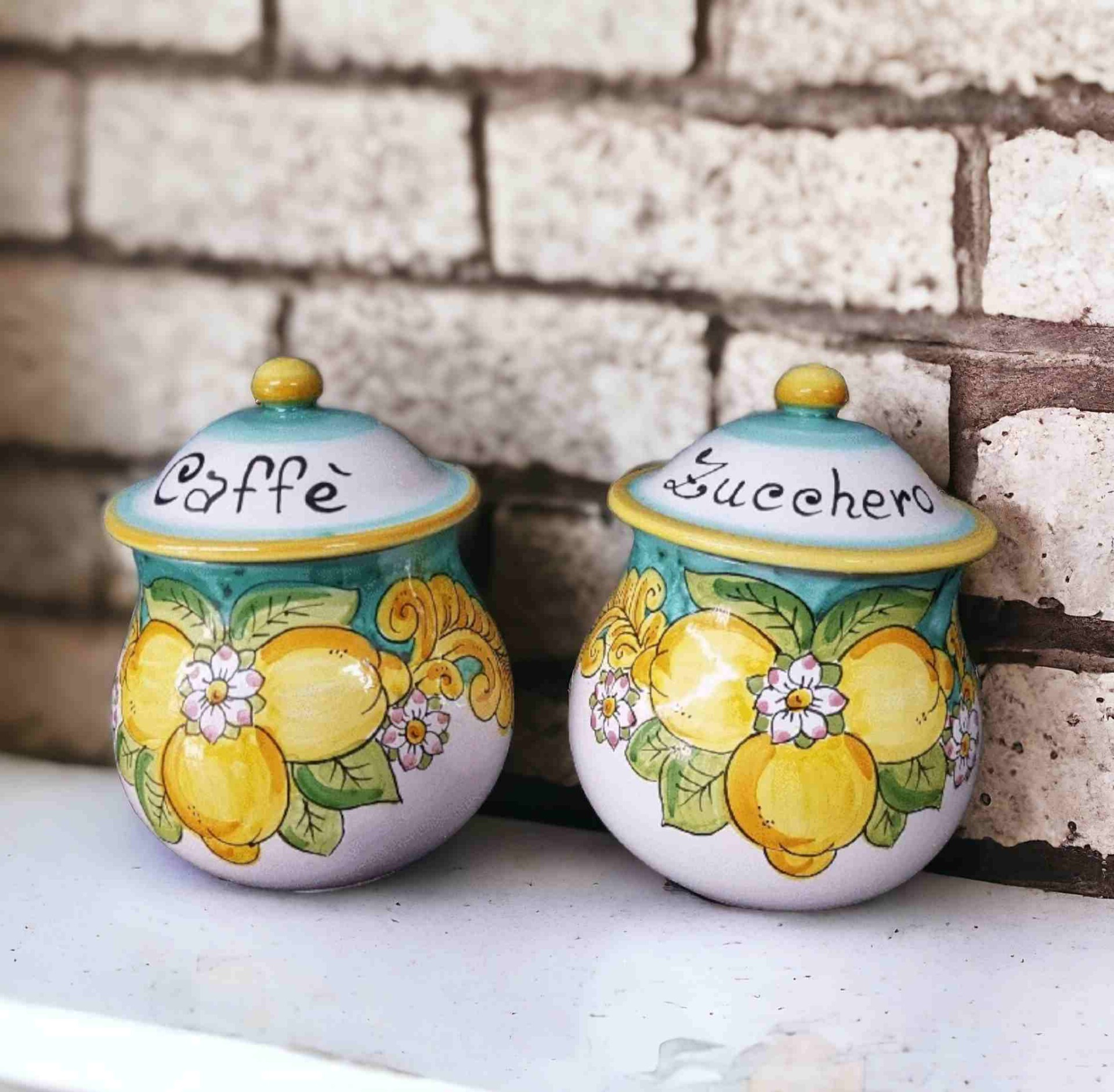 Arredo cucina in ceramica decorata con limoni e colori mediterranei, realizzato in stile ceramica amalfitana e penisola sorrentina.

