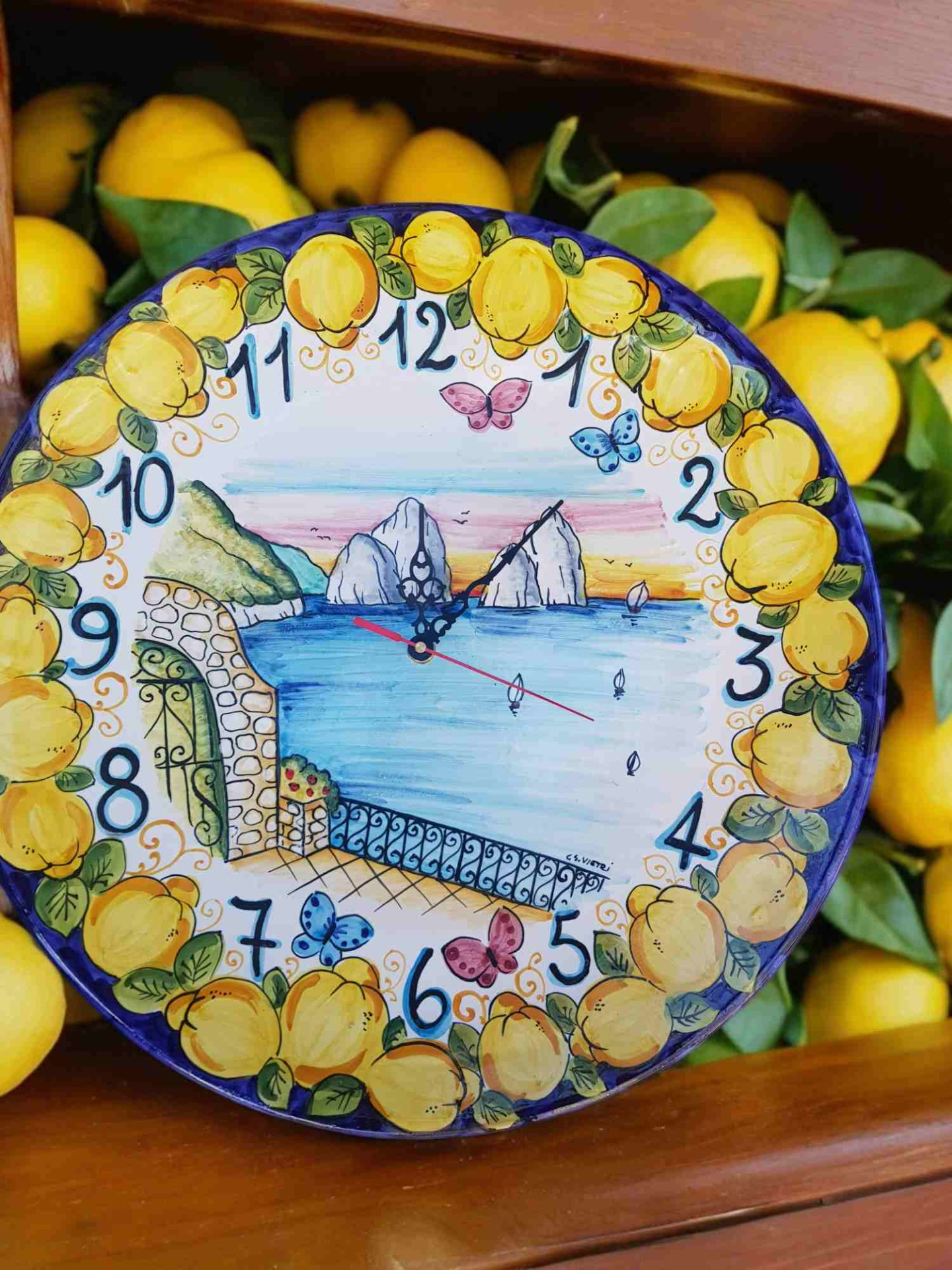 Arredo casa in ceramica con limoni e colori mediterranei, realizzato in stile ceramica amalfitana e penisola sorrentina.
