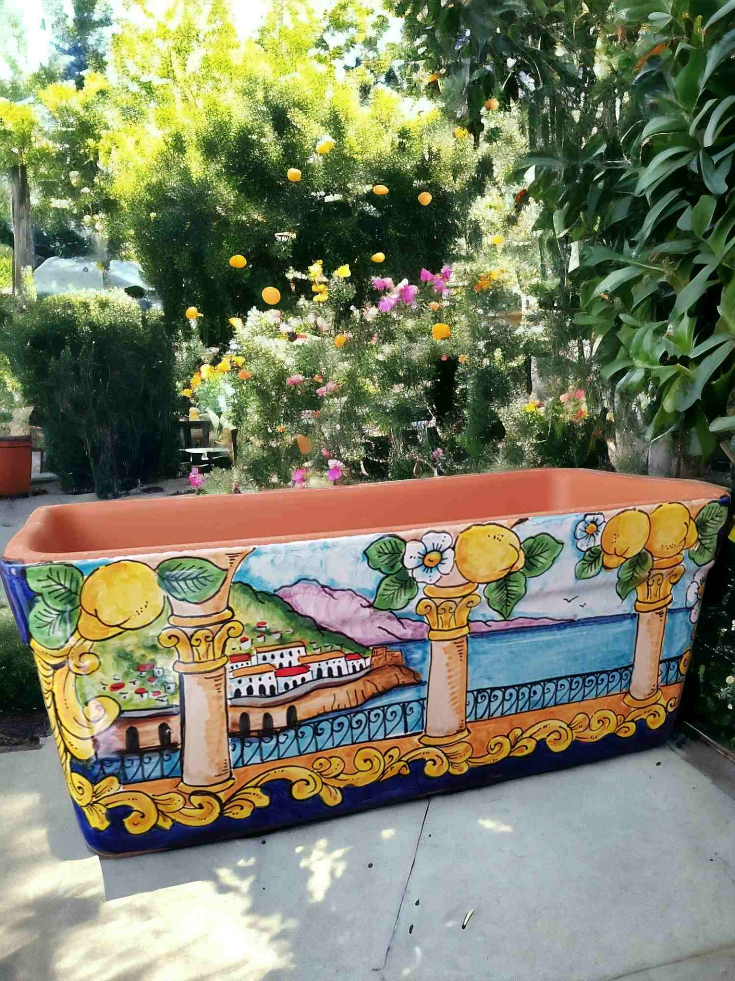 Arredo giardino in ceramica artigianale dipinta a mano con limoni e paesaggi mediterranei, in stile ceramica amalfitana e penisola sorrentina.
