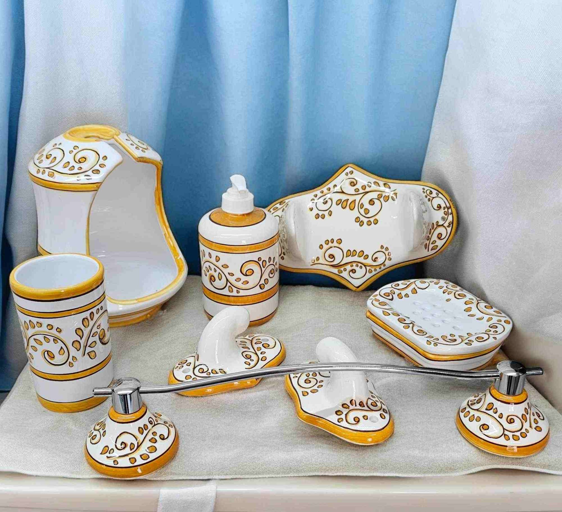 Set arredo bagno in ceramica artigianale dipinta a mano, decorazione in stile ceramica amalfitana e penisola sorrentina.
