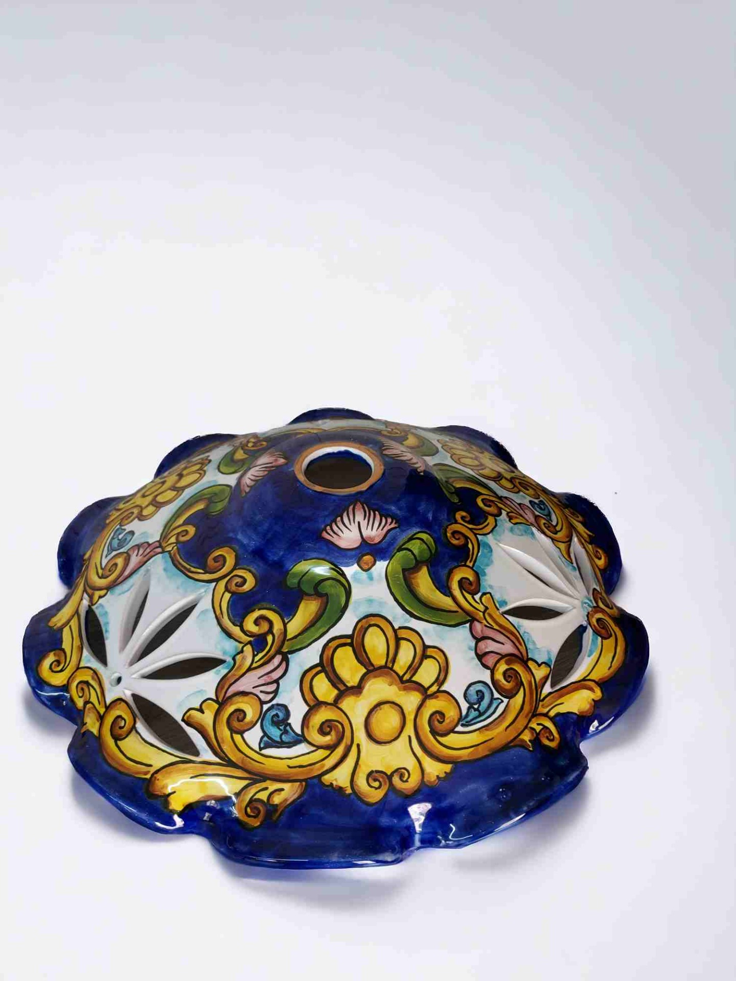Lampadari e lumi in ceramica decorati a mano in stile ceramica amalfitana e penisola sorrentina.
