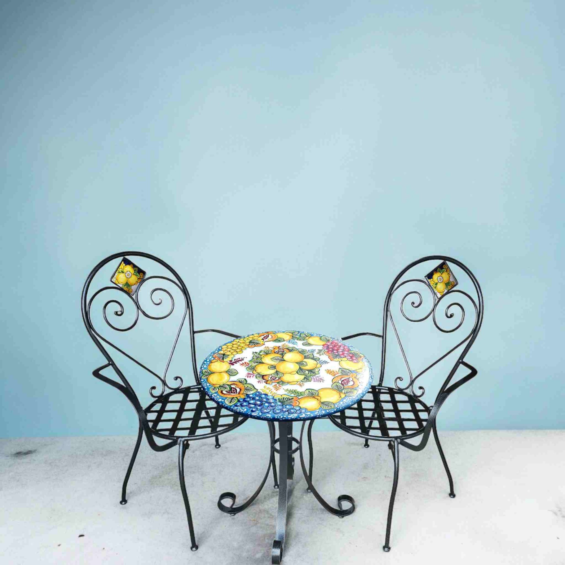 Tavolo in ceramica decorato a mano in stile ceramica amalfitana e penisola sorrentina.
