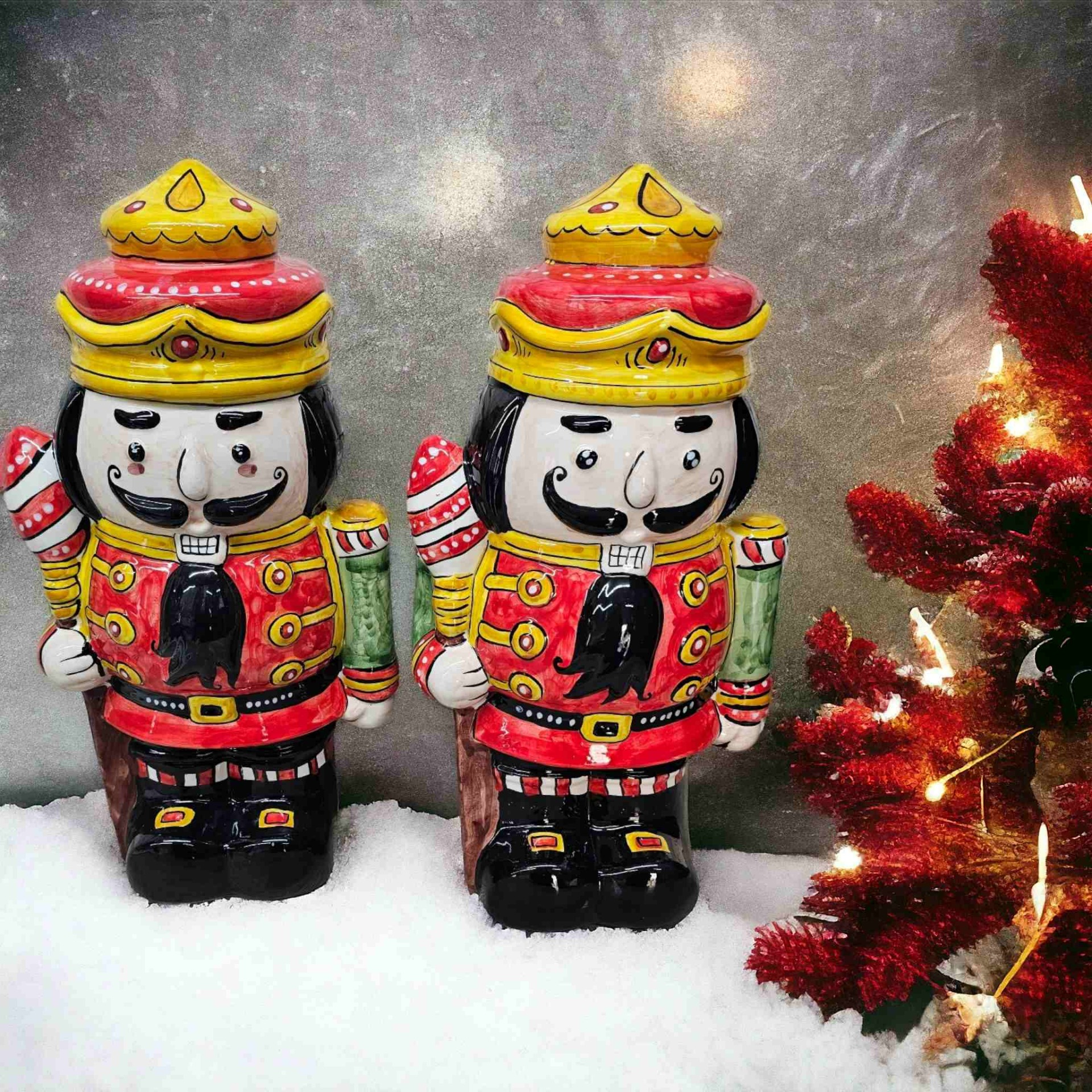 Ceramica di Natale decorata a mano in stile ceramica amalfitana e penisola sorrentina.
