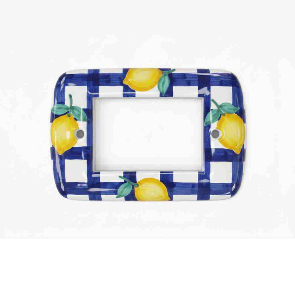 Placca copri interruttore in ceramica modello Living decorata a mano secondo la tradizione campana, realizzata da ceramisti Made in Italy.