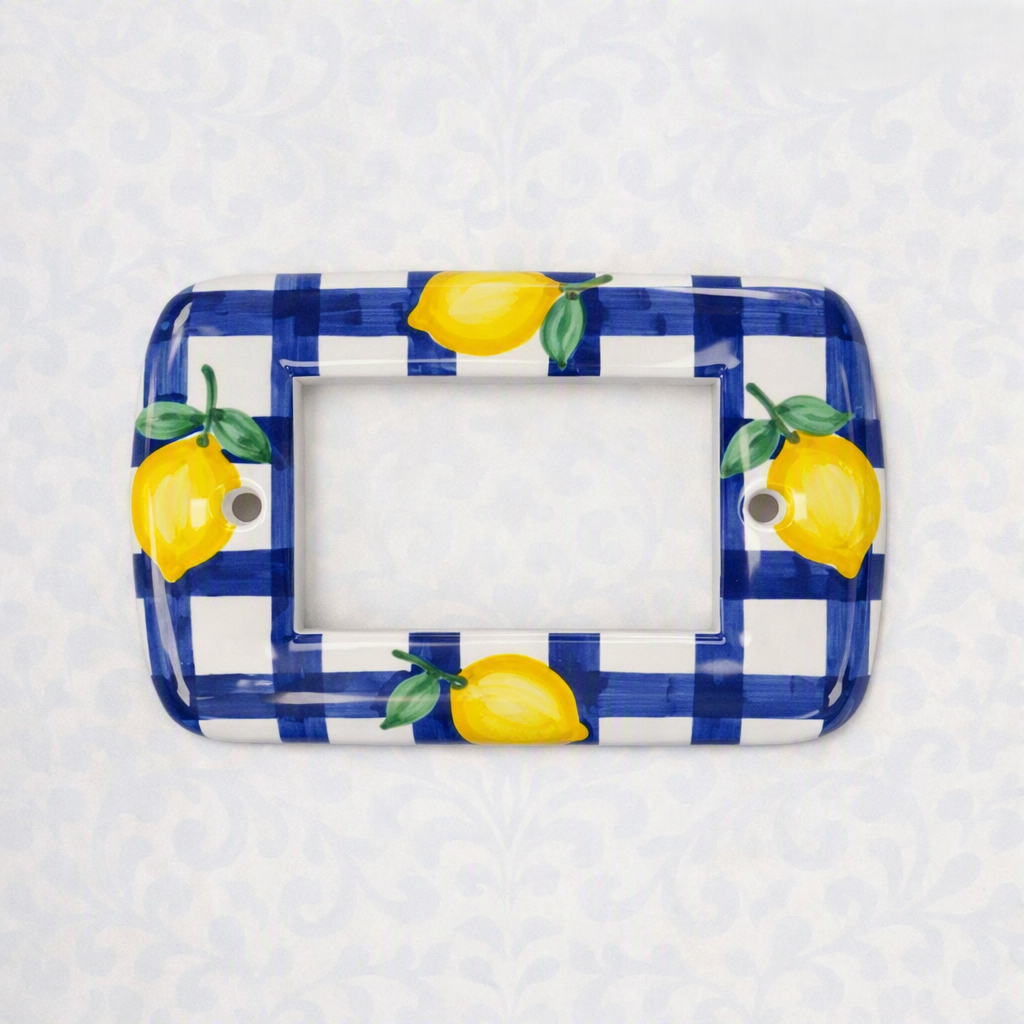 Placca copri interruttore in ceramica modello Living decorata a mano secondo la tradizione campana, realizzata da ceramisti Made in Italy..
