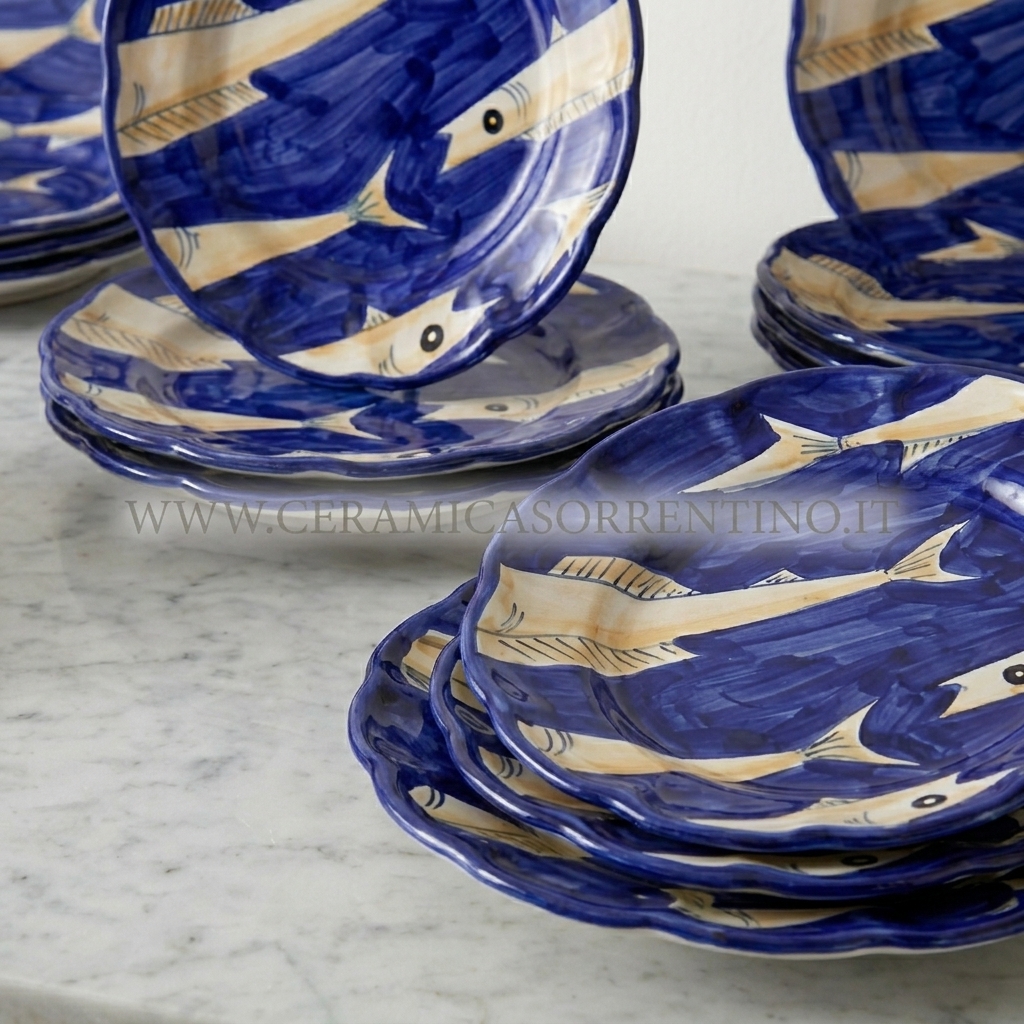 Servizio di piatti in ceramica dipinta a mano con decorazioni di pesci e motivi marini, ispirato ai colori del Mediterraneo e allo stile di Amalfi, Positano e Costiera Amalfitana.
