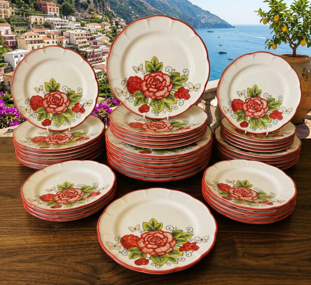 Servizio di piatti in ceramica dipinta a mano con decorazioni floreali, ispirato allo stile mediterraneo di Amalfi e Positano.
