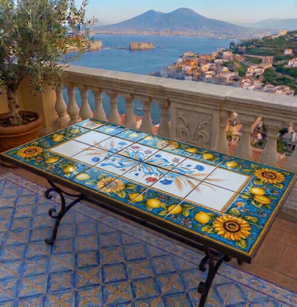 Tavolo Amalfi dipinto a mano con piastrelle in ceramica artigianale, ispirato allo stile della Costiera Amalfitana