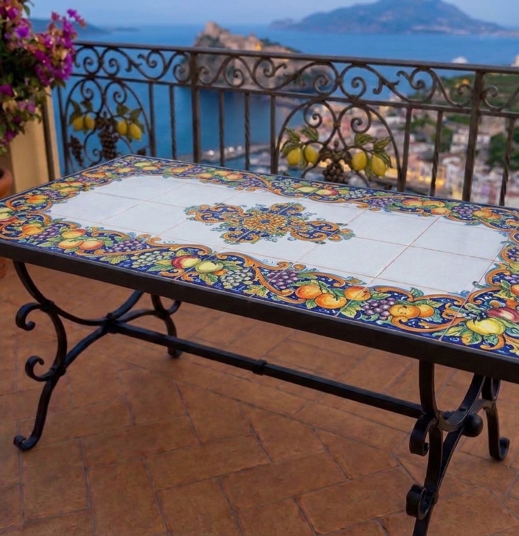 Tavolo Positano dipinto a mano con piastrelle in ceramica artigianale, ispirato allo stile della Costiera Amalfitana
