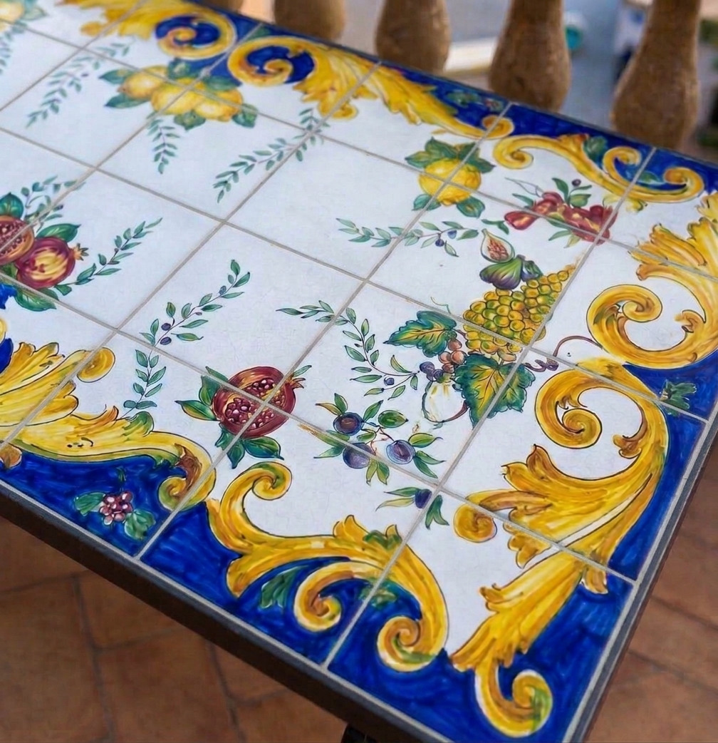 Tavolo dipinto a mano Sorrento con piastrelle in ceramica artigianale, ispirato allo stile della Costiera Amalfitana