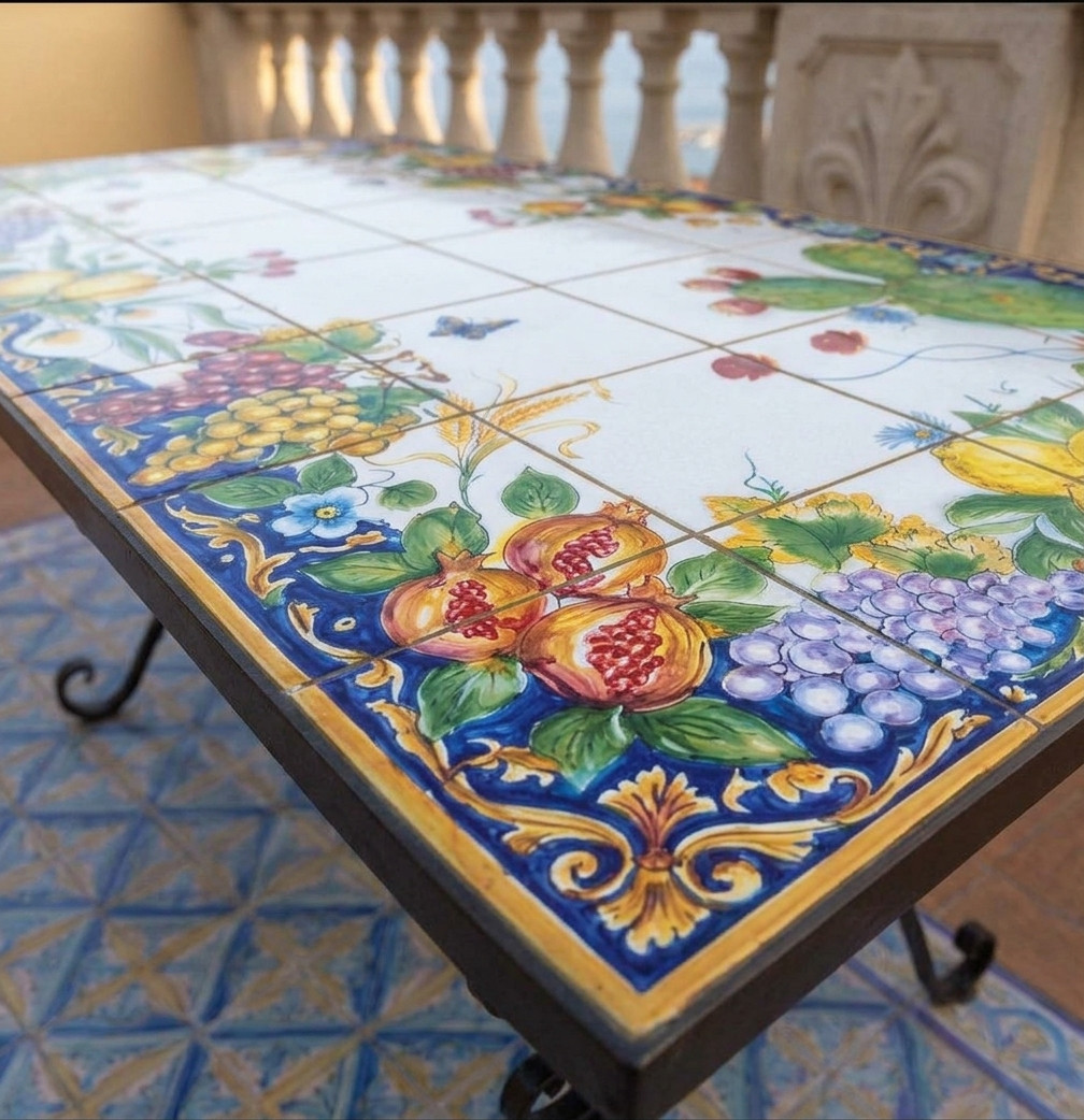 Tavolo dipinto a mano con piastrelle in ceramica artigianale, Costiera Amalfitana